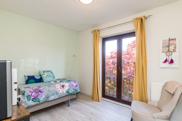 Foto - Te koop: Vlakbij het winkelcentrum in het geliefde, rustige Schaesberg ligt deze charmante, geïsoleerde hoekwoning met een verrassend ruime, multifunctionele zolderverdieping. 